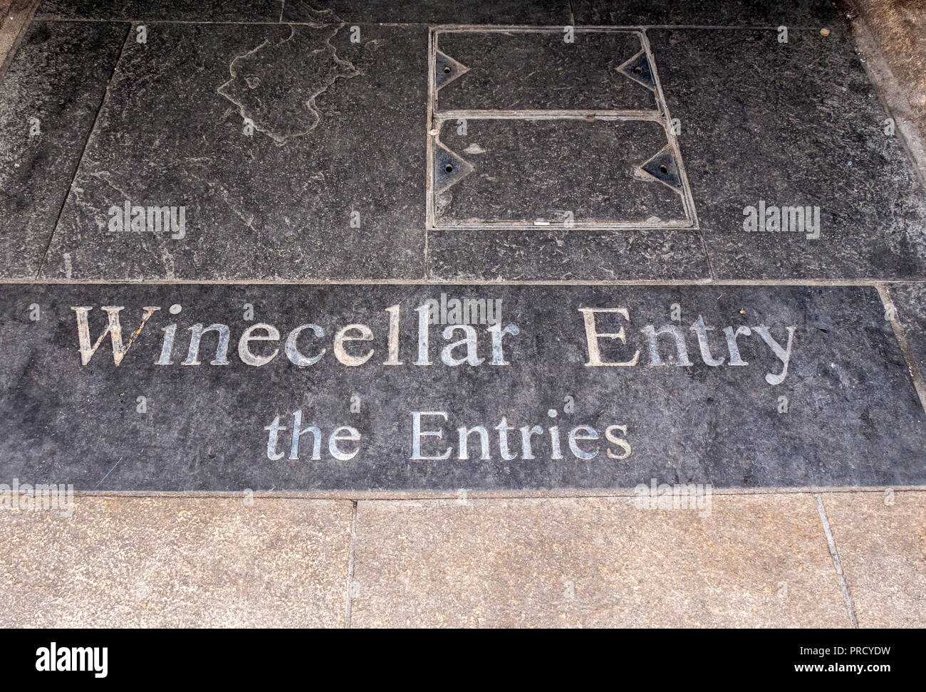 Winecellar Entry, Belfast. One of 'The Entries' Stock Photo