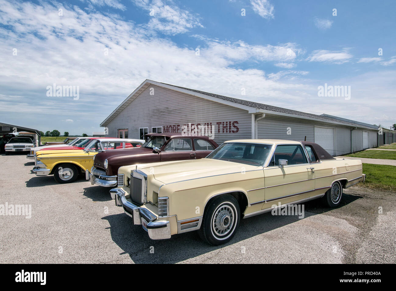 Classic cars at Country Classic Cars LLC car dealership on Route 66, Staunton, Illinois, USA. Stock Photo