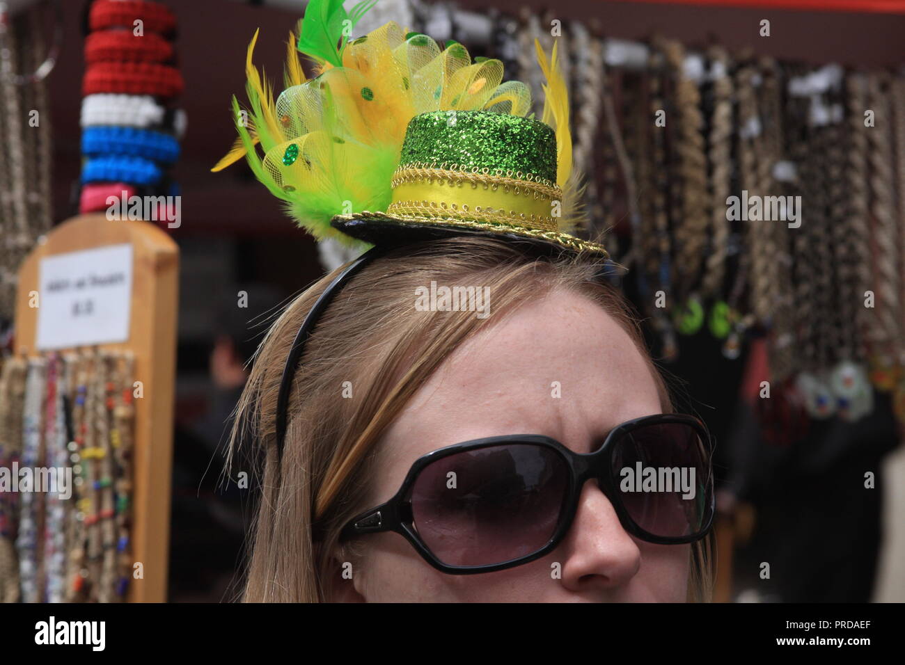 Head accessory hi-res stock photography and images - Alamy