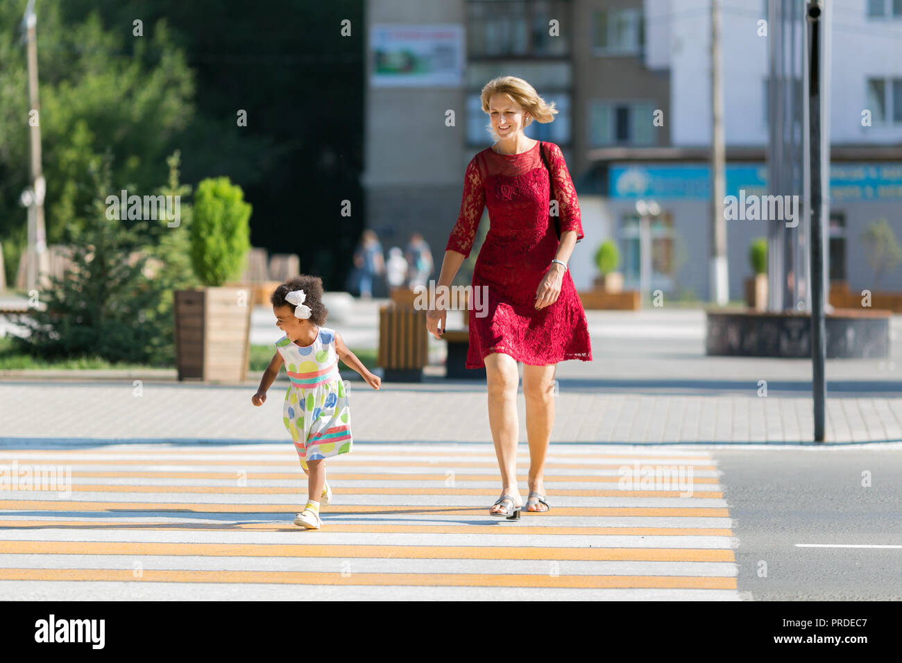 счастливая мама с ребенком. бежали женщины и дети. занятия спортом на свежем воздухе. мама бегает с ребенком. бежали женщины и дети.