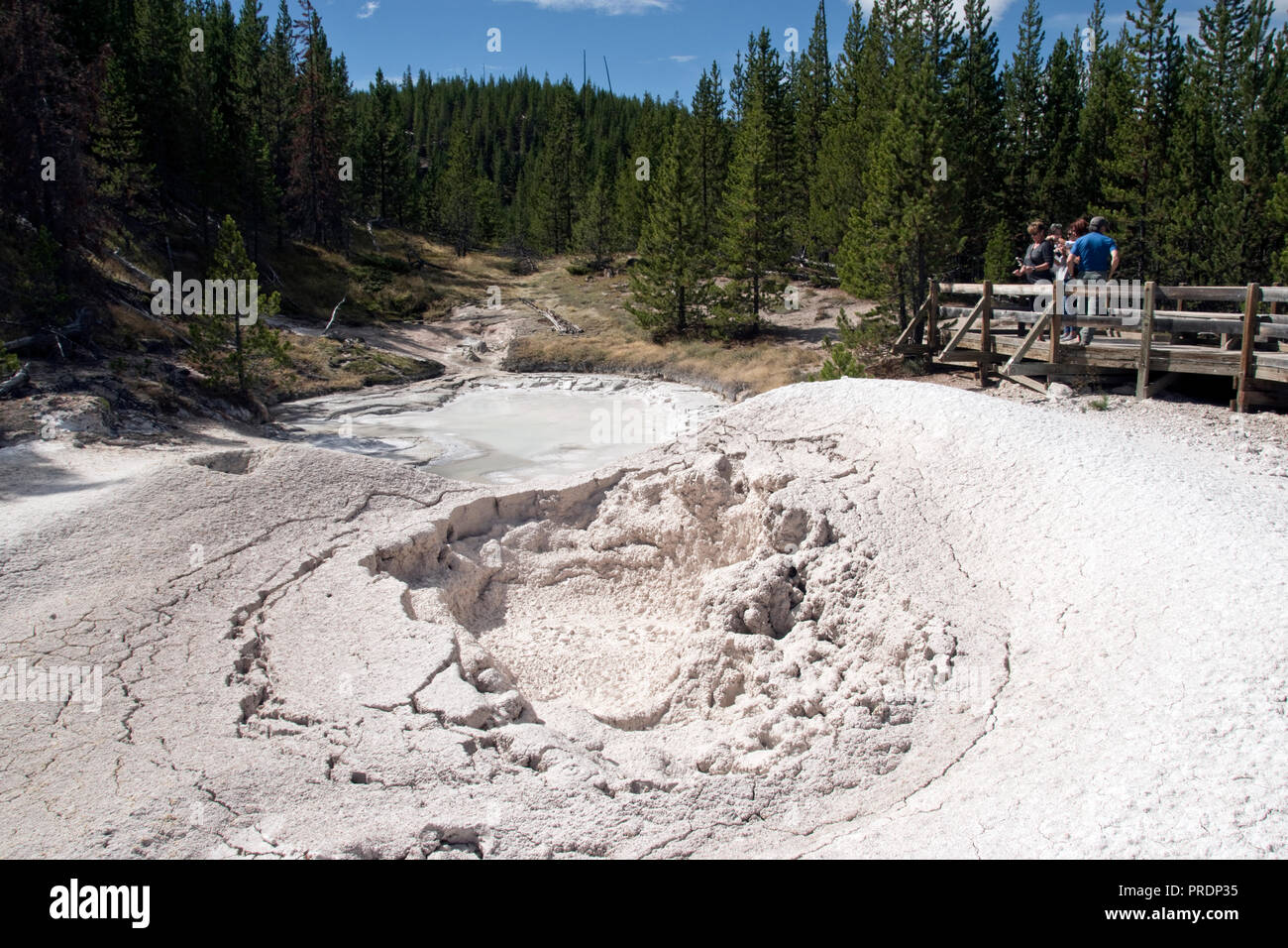 Tourists view the Artists Paintpots, a bubbling pool of hot mud, south of Norris Geyser Basin in Yellowstone Nat. Park, Wyoming. Stock Photo