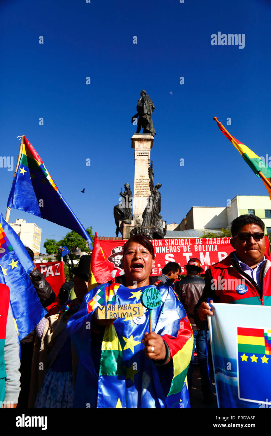 La Paz, Bolivia, 1st October 2018. A woman chants 'Mar Para Bolivia / Sea For Bolivia' before the reading of the ruling for the case 'Obligation to Negotiate Access to the Pacific Ocean (Bolivia v. Chile)' at the International Court of Justice in The Hague. Bolivia presented the case to the ICJ in 2013; Bolivia lost its coastal Litoral province to Chile during the War of the Pacific (1879-1884) and previous negotiations have made no progress from Bolivia's viewpoint. Credit: James Brunker/Alamy Live News Stock Photo