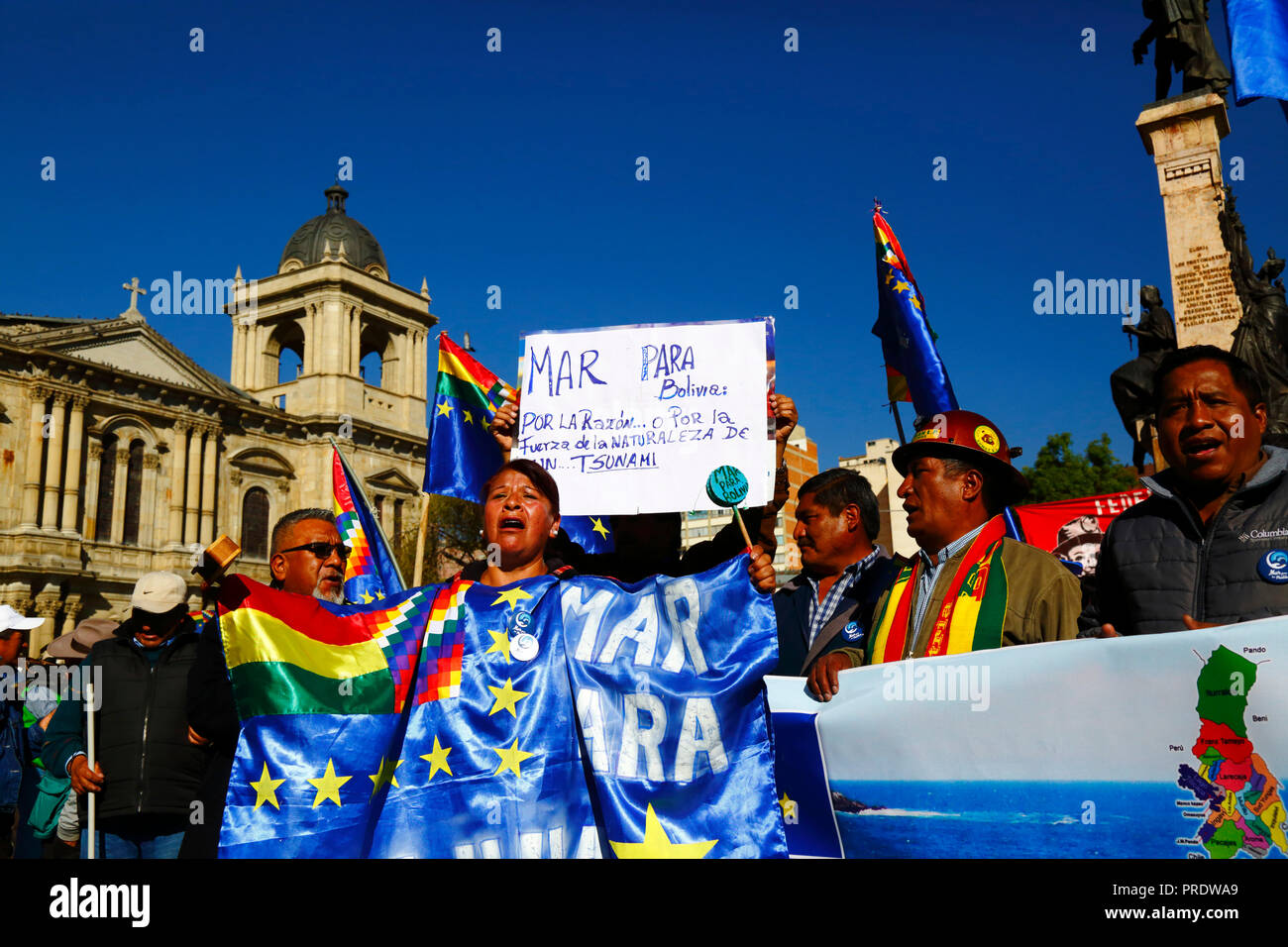 La Paz, Bolivia, 1st October 2018. People chant "Mar Para Bolivia / Sea For Bolivia" before the reading of the ruling for the case "Obligation to Negotiate Access to the Pacific Ocean (Bolivia v. Chile)" at the International Court of Justice in The Hague. Bolivia presented the case to the ICJ in 2013; Bolivia lost its coastal Litoral province to Chile during the War of the Pacific (1879-1884) and previous negotiations have made no progress from Bolivia's viewpoint. Credit: James Brunker/Alamy Live News Stock Photo