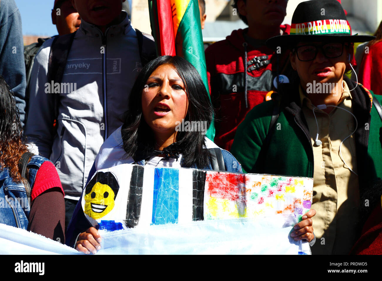 La Paz, Bolivia, 1st October 2018. A member of the Generation Evo youth movement chants 'Mar Para Bolivia / Sea For Bolivia' during the reading of the ruling for the case 'Obligation to Negotiate Access to the Pacific Ocean (Bolivia v. Chile)' at the International Court of Justice in The Hague. Bolivia presented the case to the ICJ in 2013; Bolivia lost its coastal Litoral province to Chile during the War of the Pacific (1879-1884) and previous negotiations have made no progress from Bolivia's viewpoint. Credit: James Brunker/Alamy Live News Stock Photo