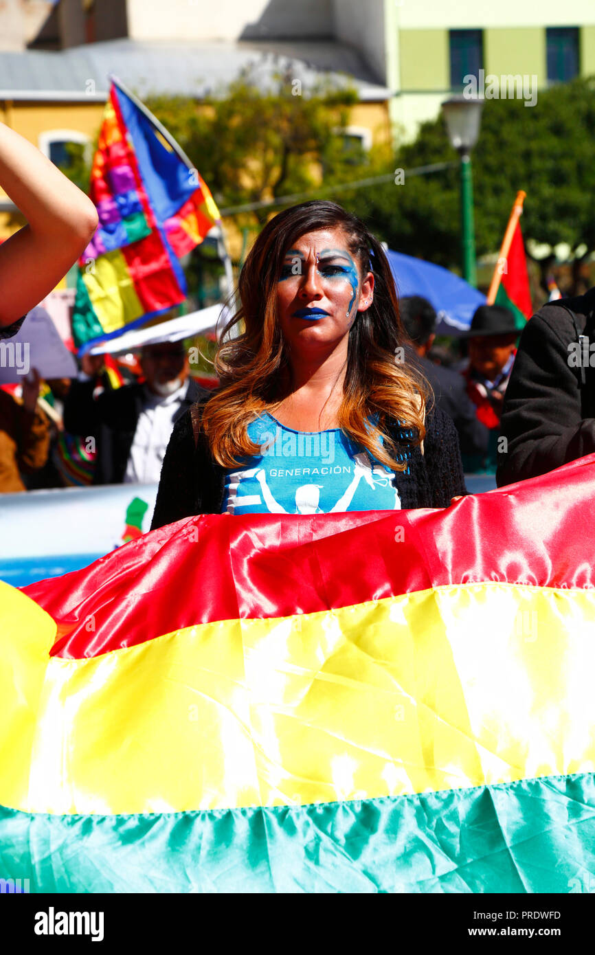 La Paz, Bolivia, 1st October 2018. A member of the Generacion Evo / Generation Evo youth movement holds a giant Bolivian flag during the ruling for the case 'Obligation to Negotiate Access to the Pacific Ocean (Bolivia v. Chile)' at the International Court of Justice in The Hague. Bolivia presented the case to the ICJ in 2013; Bolivia lost its coastal Litoral province to Chile during the War of the Pacific (1879-1884) and previous negotiations have made no progress from Bolivia's viewpoint. Credit: James Brunker/Alamy Live News Stock Photo