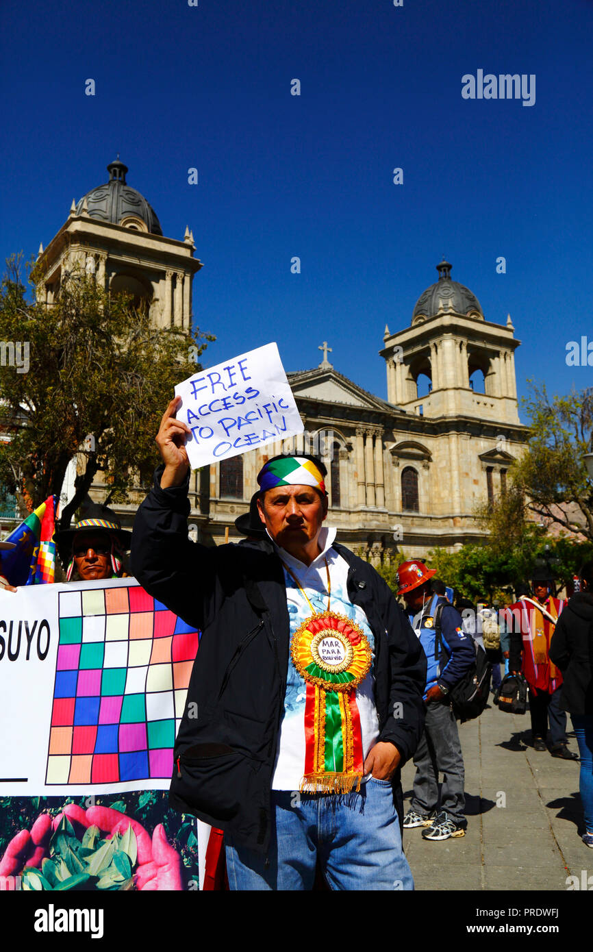 La Paz, Bolivia, 1st October 2018. A man holds a placard with Free Access to Pacific Ocean written on it in English during the ruling for the case 'Obligation to Negotiate Access to the Pacific Ocean (Bolivia v. Chile)' at the International Court of Justice in The Hague. Bolivia presented the case to the ICJ in 2013; Bolivia lost its coastal Litoral province to Chile during the War of the Pacific (1879-1884) and previous negotiations have made no progress from Bolivia's viewpoint. Credit: James Brunker/Alamy Live News Stock Photo