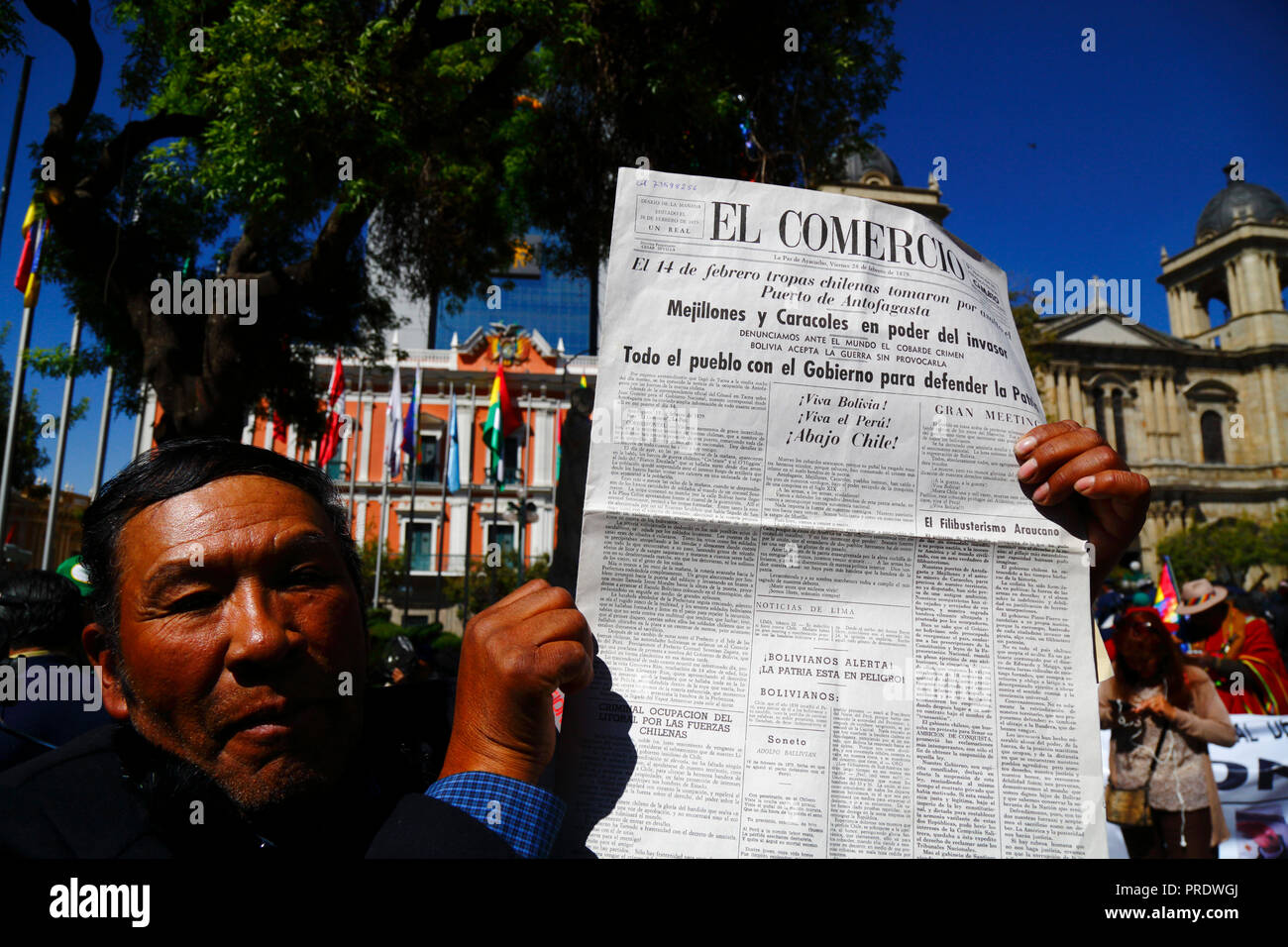 La Paz, Bolivia, 1st October 2018. A man holds a copy of the El Comercio newspaper dated 28 February 1879 during the ruling for the case 'Obligation to Negotiate Access to the Pacific Ocean (Bolivia v. Chile)' at the International Court of Justice in The Hague. Bolivia presented the case to the ICJ in 2013; Bolivia lost its coastal Litoral province to Chile during the War of the Pacific in the 19th century and previous negotiations have made no progress from Bolivia's viewpoint. Credit: James Brunker/Alamy Live News Stock Photo