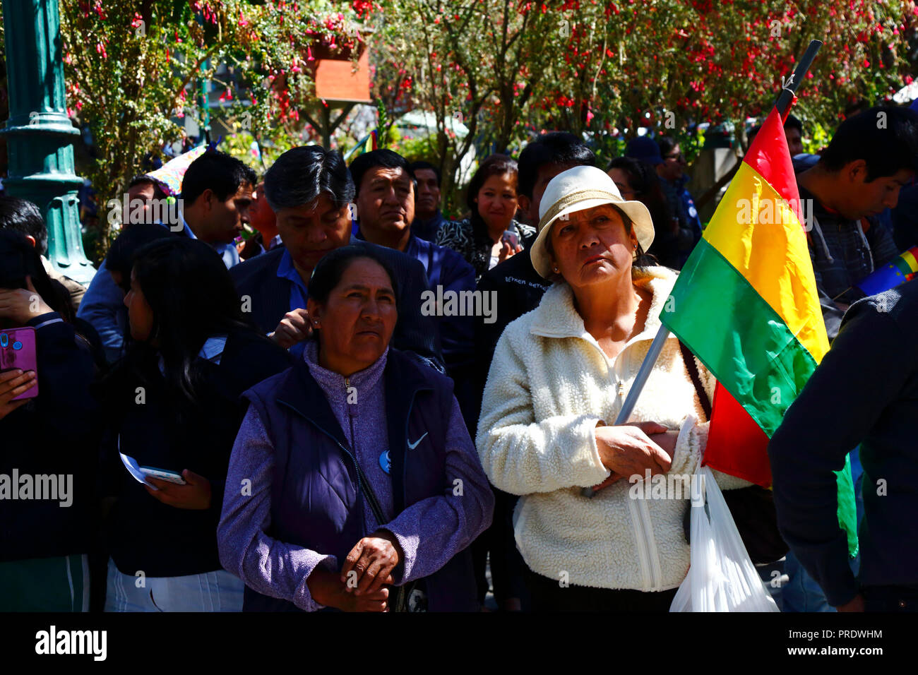 La Paz, Bolivia, 1st October 2018. Women react during the reading of the ruling for the case 'Obligation to Negotiate Access to the Pacific Ocean (Bolivia v. Chile)' at the International Court of Justice in The Hague. Bolivia presented the case to the ICJ in 2013; Bolivia lost its coastal Litoral province to Chile during the War of the Pacific (1879-1884) and previous negotiations have made no progress from Bolivia's viewpoint.  The ICJ ruled in Chile's favour. Credit: James Brunker/Alamy Live News Stock Photo
