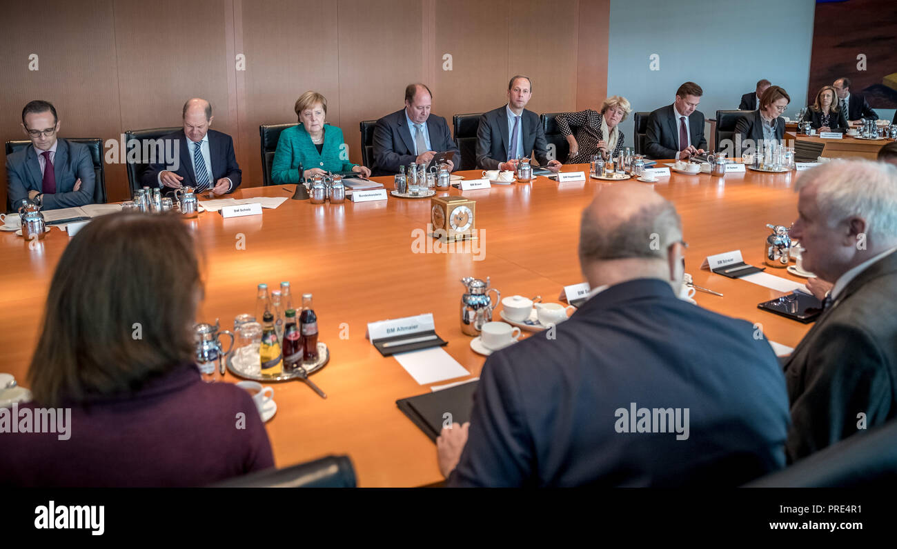Berlin, Germany. 02nd Oct, 2018. Berlin, Germany. 02nd Oct, 2018. 02 October 2018, Berlin: Federal Chancellor Angela Merkel (CDU, 3rd from left) opens the session of the Federal Cabinet in the Chancellery alongside (l-r) Heiko Maas (SPD), Foreign Minister, Olaf Scholz (SPD), Federal Minister of Finance, Helge Braun (CDU), Head of the Federal Chancellery, Hendrik Hoppenstedt (CDU), Minister of State for Cooperation between the Federal Government and the Länder, Monika Grütters (CDU), Minister of State for Culture and the Media, Steffen Seibert, government spokesperson, and (in front from left t Stock Photo