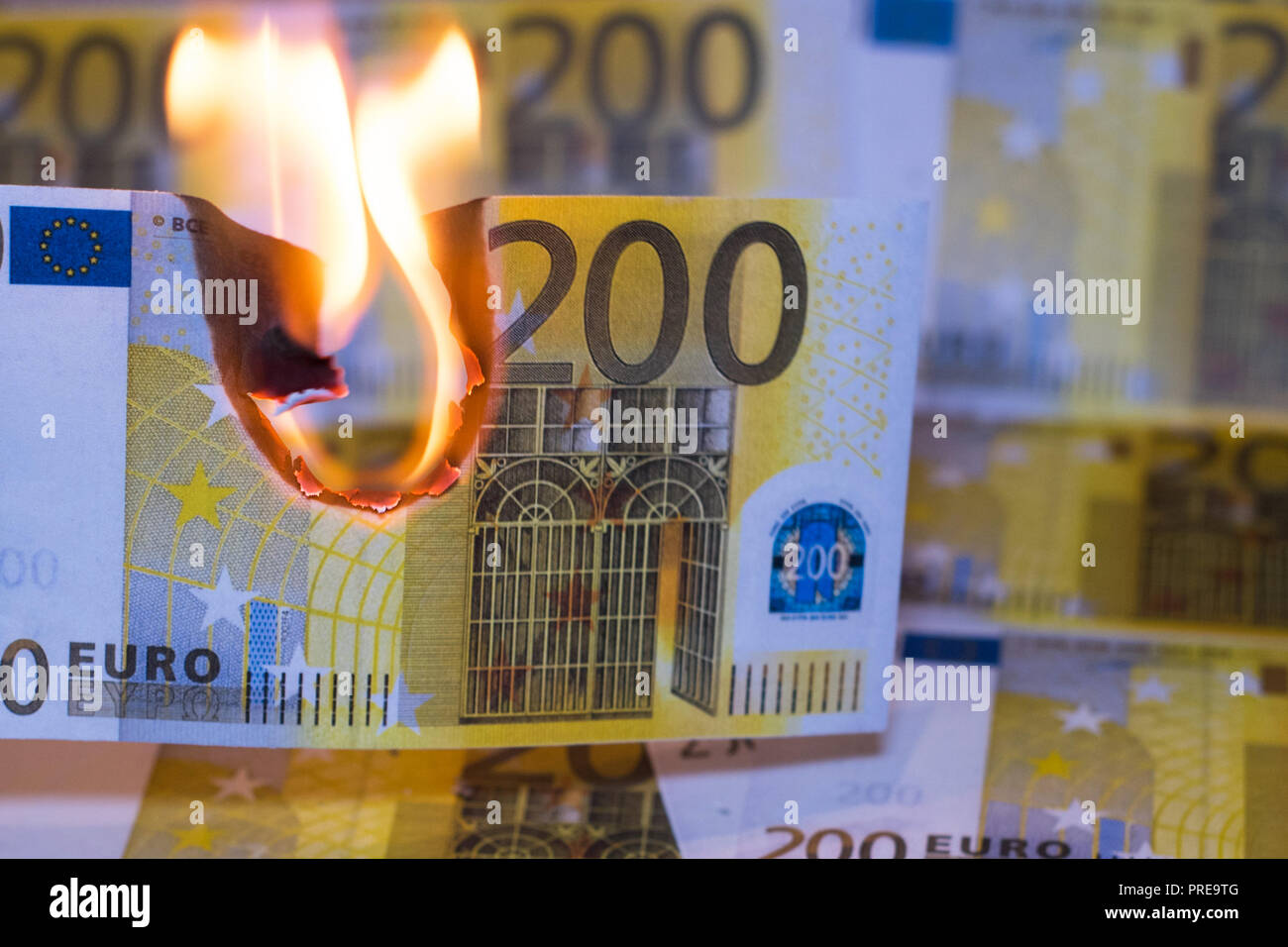 Горящие купюры. Горящие евро в газу. Евро горит. Горящие евро. Горящие евро.