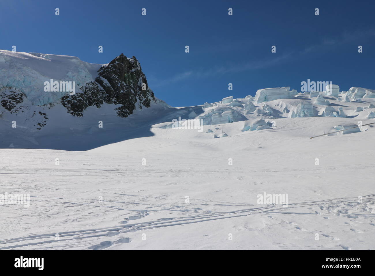 Helicopter skiing in mount cook hi-res stock photography and images - Alamy
