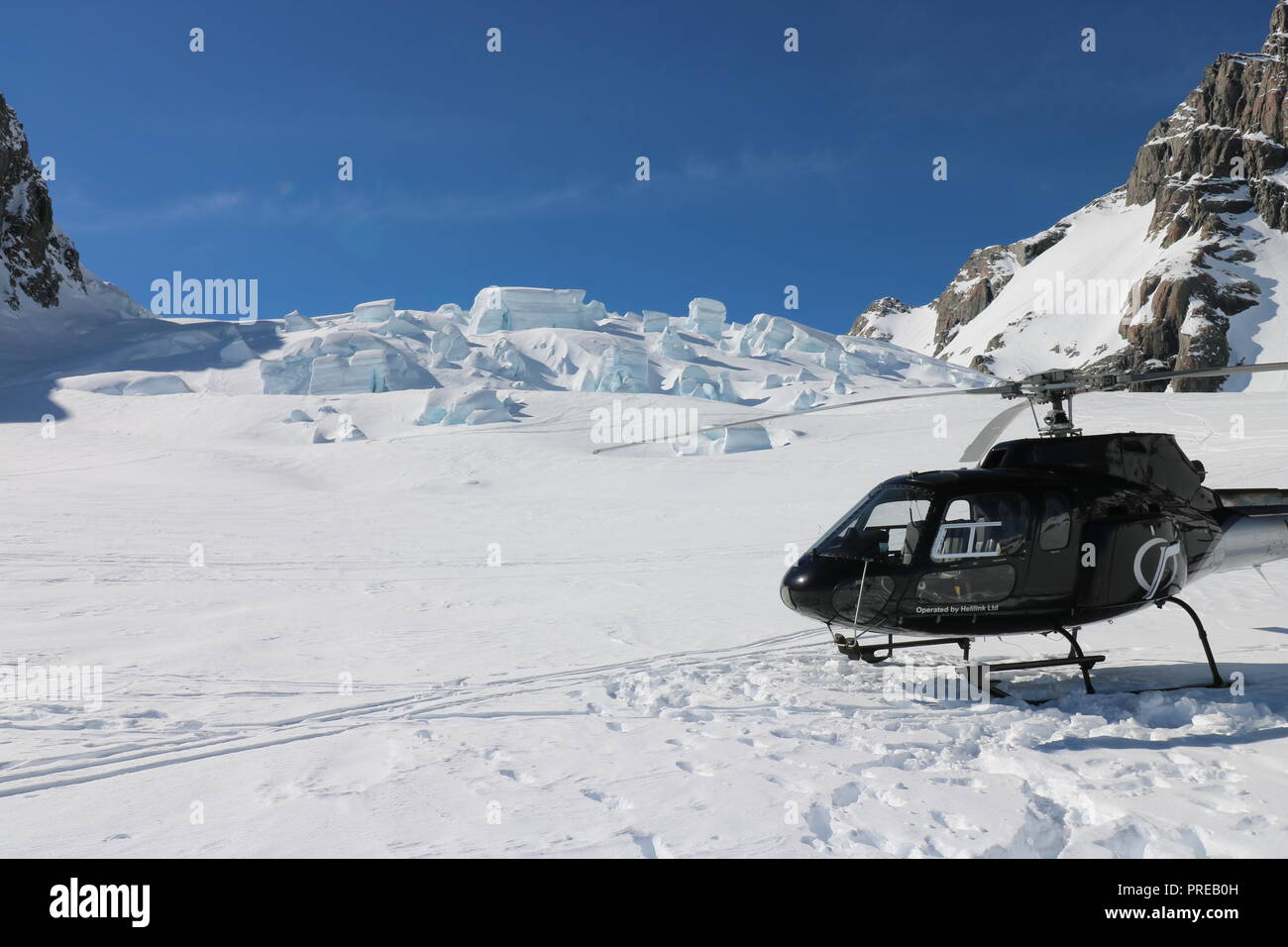 Helicopter skiing in mount cook hi-res stock photography and images - Alamy