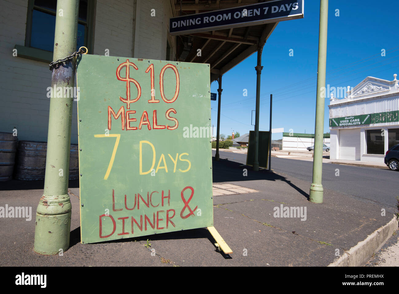 A hand painted sign outside a country pub in New South Wales, Australia advertising $10 meals 7 days a week Stock Photo