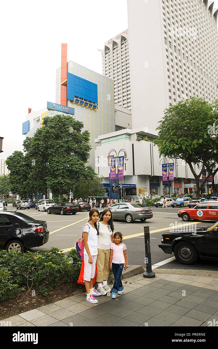 MOTHER AND TWO DAUGHTERS SHOPPING IN ORCHARD STREET, SINGAPORE Stock
