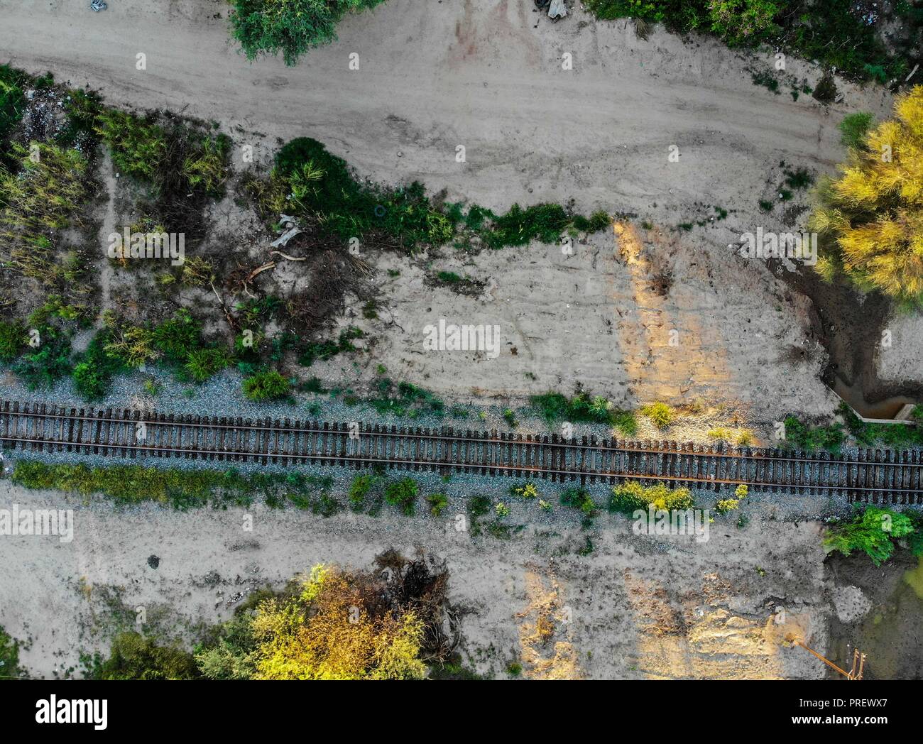View of train tracks, railroad on its way through the ejido la Victoria.   (Photo: Luis Gutierrez / NortePhoto.com) Vista de vias de tren, ferrocarril Stock Photo