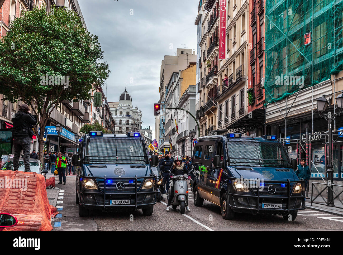 Furgonetas de la policía nacional española a la cabeza de manifestación por libertad para presos políticos, Calle de San Bernardo, Madrid, España. Stock Photo