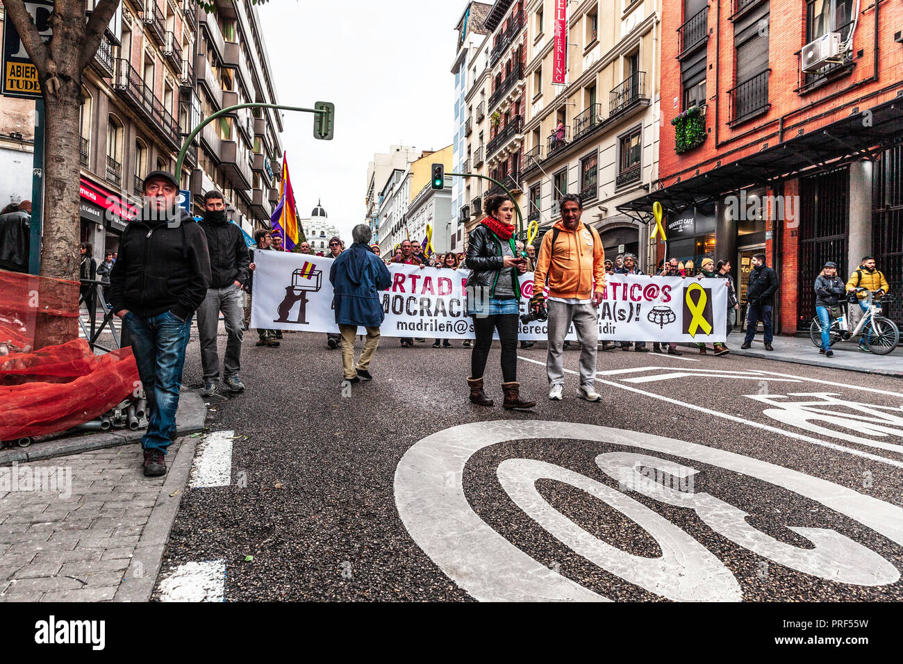 Multitudinaria manifestación exigiendo libertad para presos políticos, Gran Vía, Madrid, España. Stock Photo