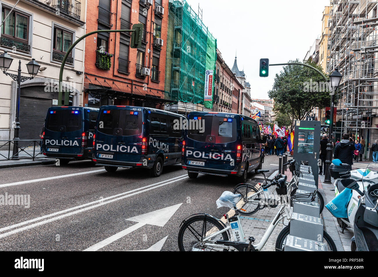 Furgonetas de la policía nacional española a la cola de manifestación por libertad para presos políticos, Calle de San Bernardo, Madrid, España. Stock Photo