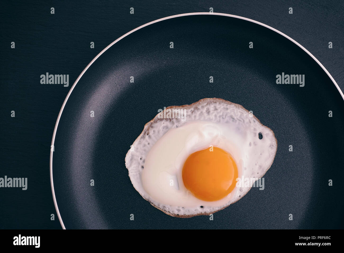 Fried egg in a frying pan. Close up Stock Photo - Alamy