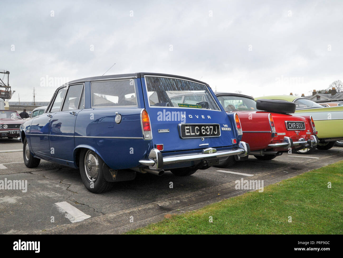 Luce blu lampeggiante / luci su un classico degli anni settanta Rover 3500  auto della polizia Foto stock - Alamy