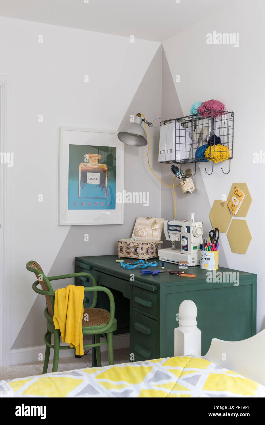 Modern sewing machine hires stock photography and images Alamy