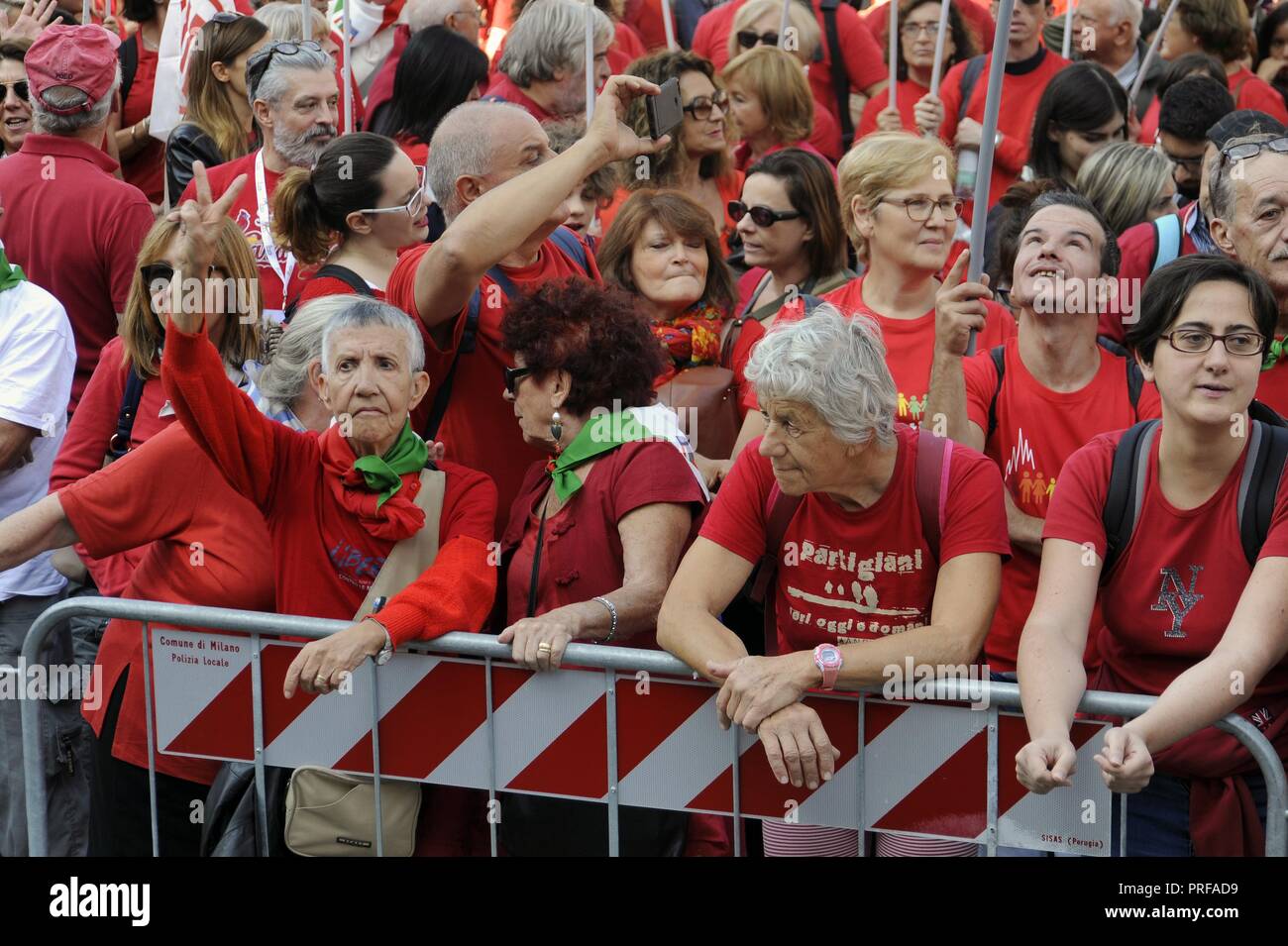 Milan, 30 September 2018, 'Red T-shirt' demonstration, organized by ANPI (National Association of Italian Partisans) and other groups of Civil Society. 25 thousand in Piazza del Duomo with the watchword 'Zero Intolerance' against rising fascism and the security policies of the government and the Minister of the Interior Salvini Stock Photo