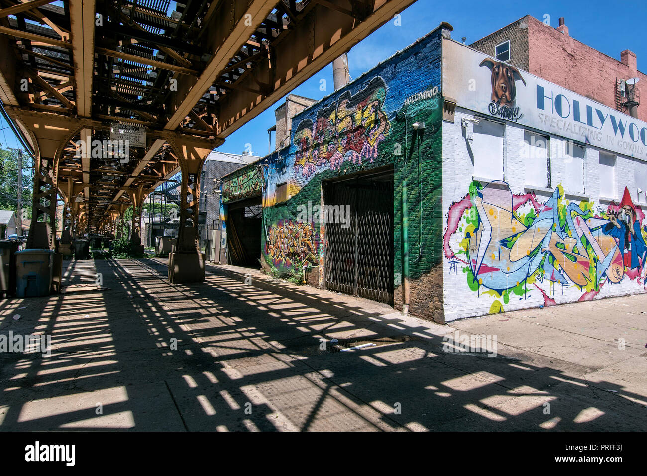 The L elevated train and wall mural, Wicker Park, Chicago, Illinois, USA Stock Photo