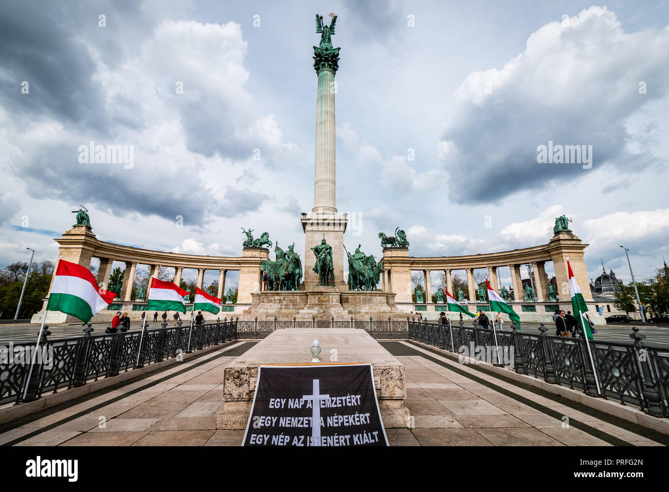 budapest heroes square Stock Photo - Alamy