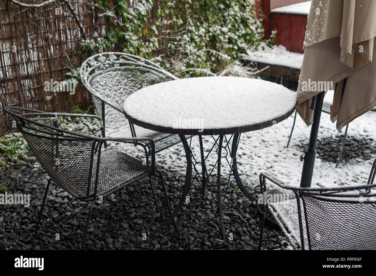 Steel garden table and chairs under the snow in Rotterdam, Netherlands Stock Photo