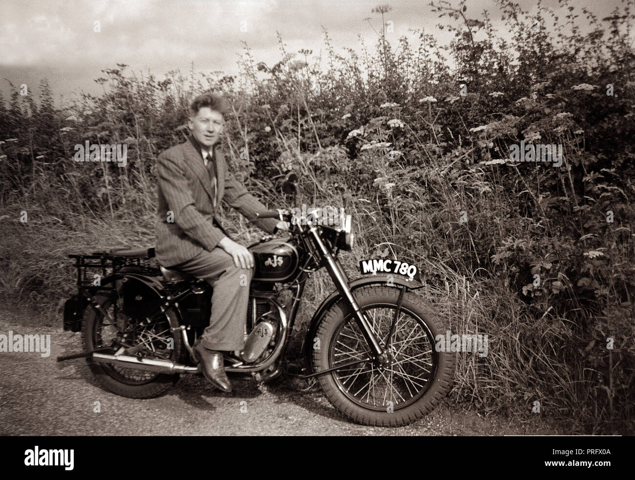Man on a 1948 AJS 500cc Model 22 motorcycle, circa late 1940s early 1950s Stock Photo
