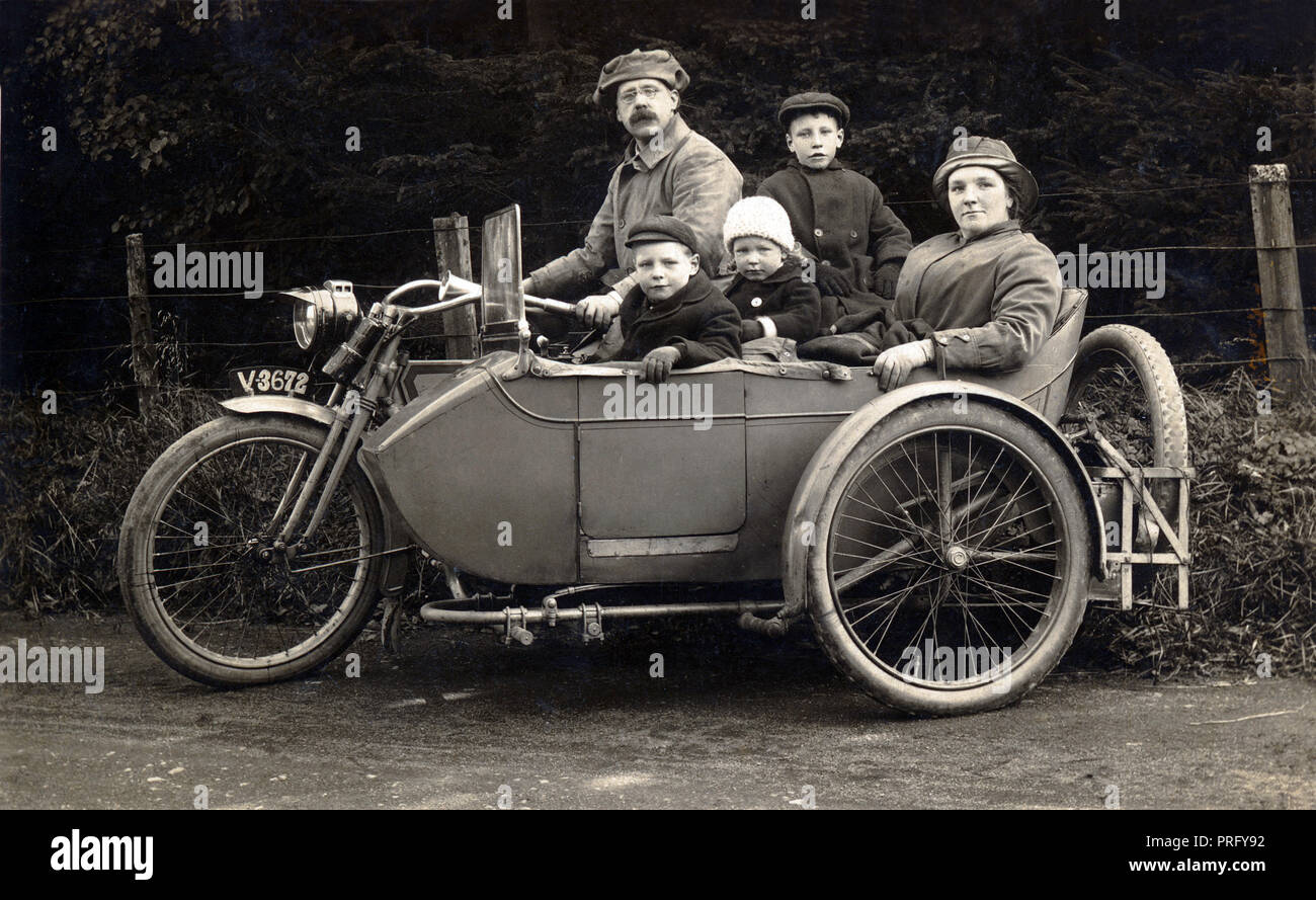 Family of five pose for photograph on a 1910 Harley Davidson 1000cc V Twin motorcycle & sidecar combination circa 1910 Stock Photo