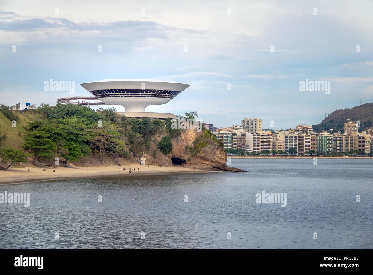 Niteroi Contemporary Art Museum (MAC) and city skyline - Niteroi, Rio de Janeiro, Brazil Stock Photo