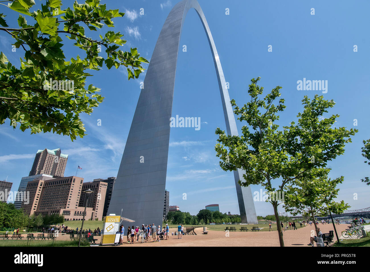 The landmark Gateway Arch, Gateway to the West, Downtown St. Louis ...