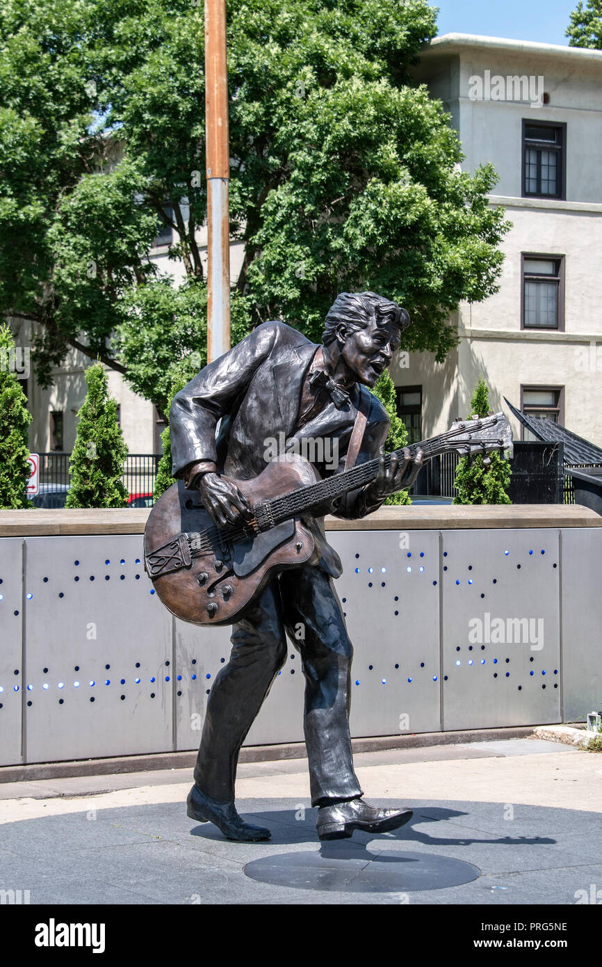 Statue of rock and roll legend Chuck Berry on Delmar Boulevard, Delmar Loop, St. Louis, Missouri, USA Stock Photo