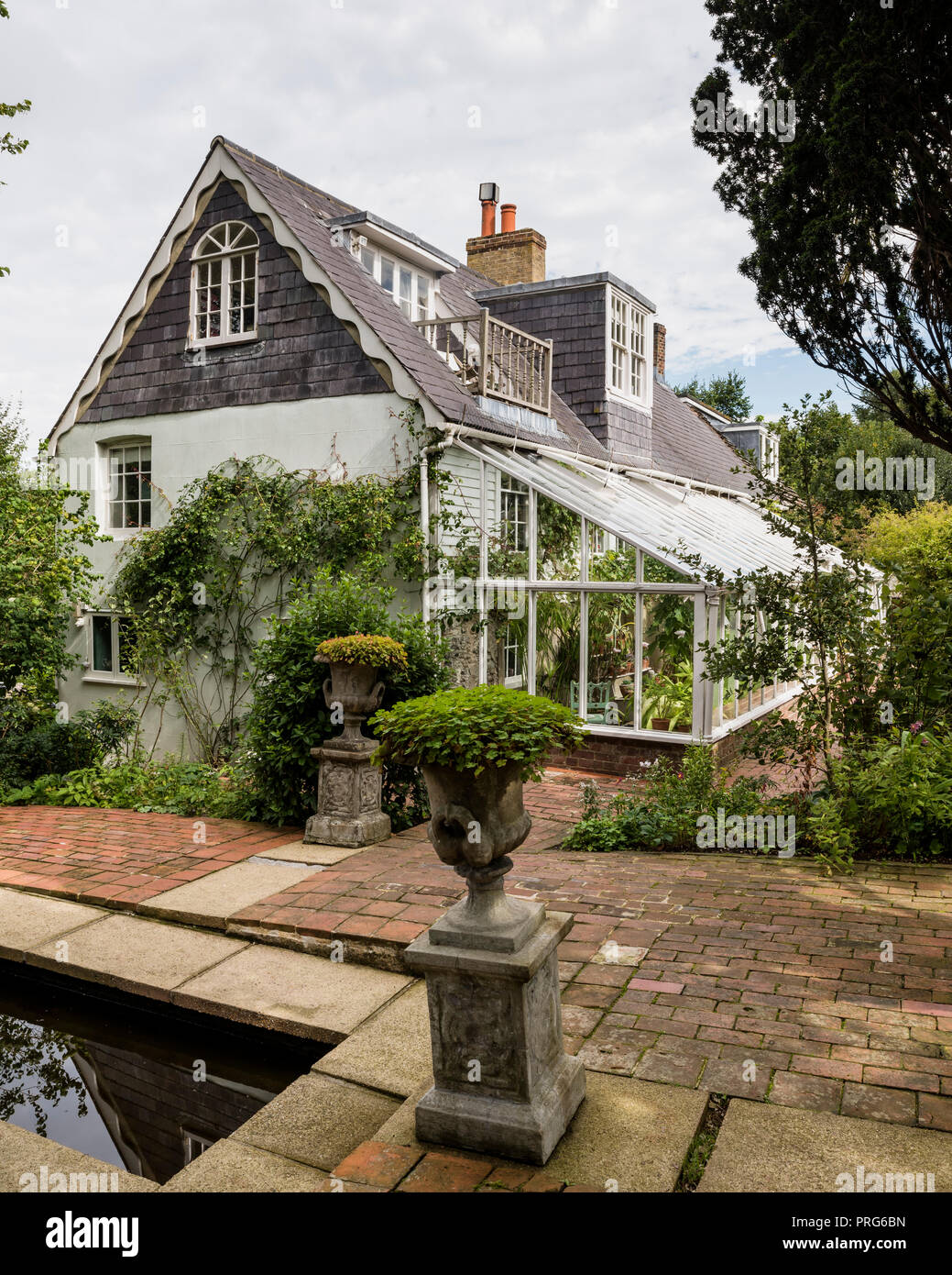 Weatherboard and flint cottage, once home to Virgina Wolfe Stock Photo