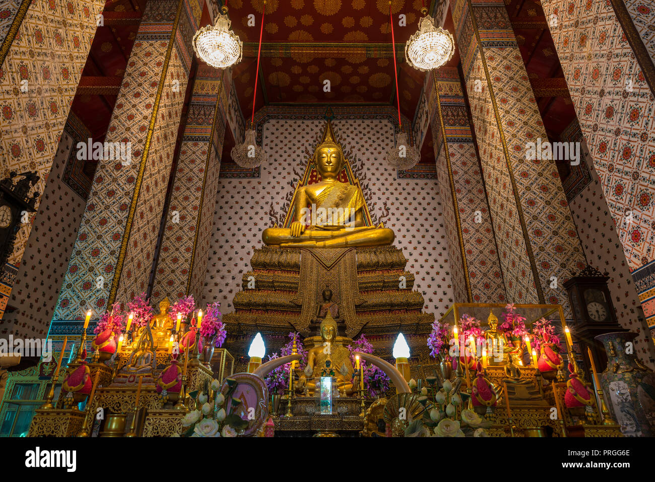 BANGKOK, THAILAND - Mar.14, 2018: Inside the temple of Wat Arun  Ratchawararam which has the statue of golden Buddha Stock Photo - Alamy