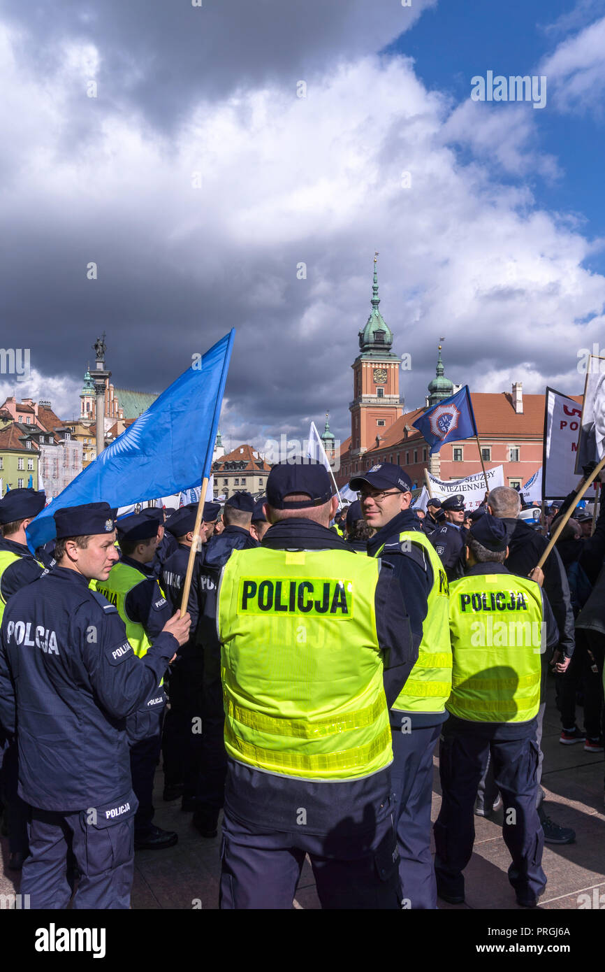 Warsaw, Poland, 2nd Oct, 2018: 30,000 firefighters and members of the Police, Prison Guard and Border Guard protest on streets of the Polish capital against bad working conditions and low pay. Credit: dario photography/Alamy Live News. Stock Photo