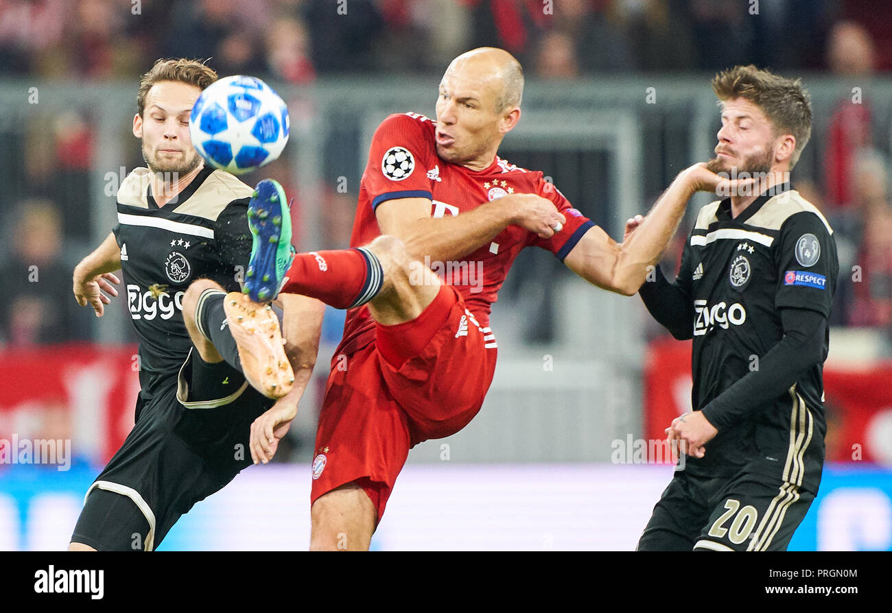 Munich, Bavaria, Germany. 2nd October, 2018. FC Bayern Soccer, Munich, October 02, 2018 Arjen ROBBEN, FCB 10  compete for the ball, tackling, duel, header against Daley BLIND, Amsterdam Nr. 17 Lasse SCHÖNE, Amsterdam Nr. 20  FC BAYERN MUNICH - AJAX AMSTERDAM UEFA Football Champions League , Munich, October 02, 2018,  Season 2018/2019, group stage  Credit: Peter Schatz/Alamy Live News Stock Photo