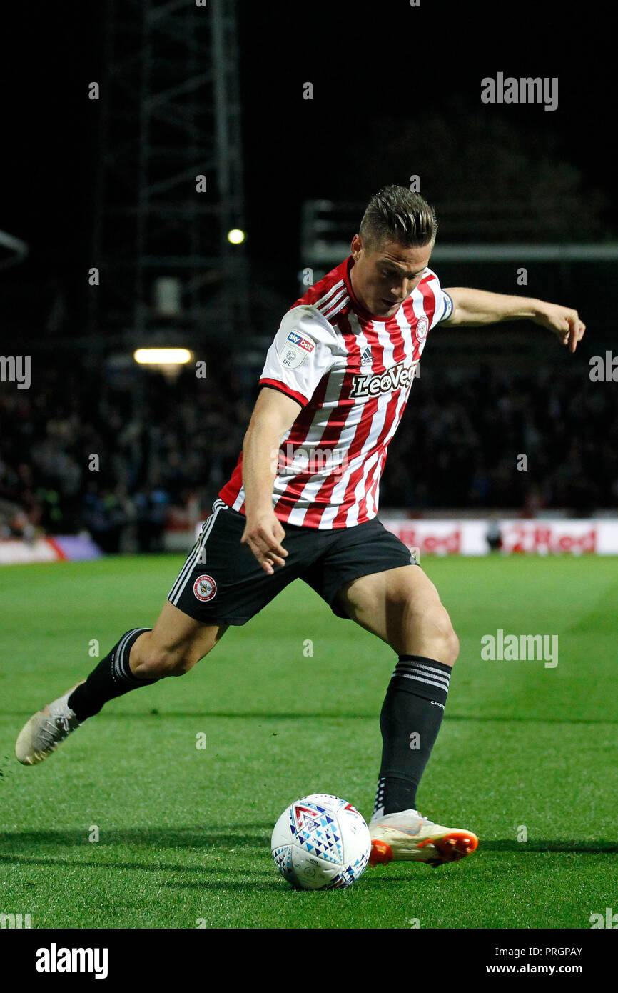 London,  UK. 2nd October, 2018. Sergi Can—s of Brentford crossing the ball during the EFL Sky Bet Championship match between Brentford and Birmingham City at Griffin Park, London, England on 2 October 2018. Photo by Carlton Myrie.  Editorial use only, license required for commercial use. No use in betting, games or a single club/league/player publications. Credit: UK Sports Pics Ltd/Alamy Live News Stock Photo