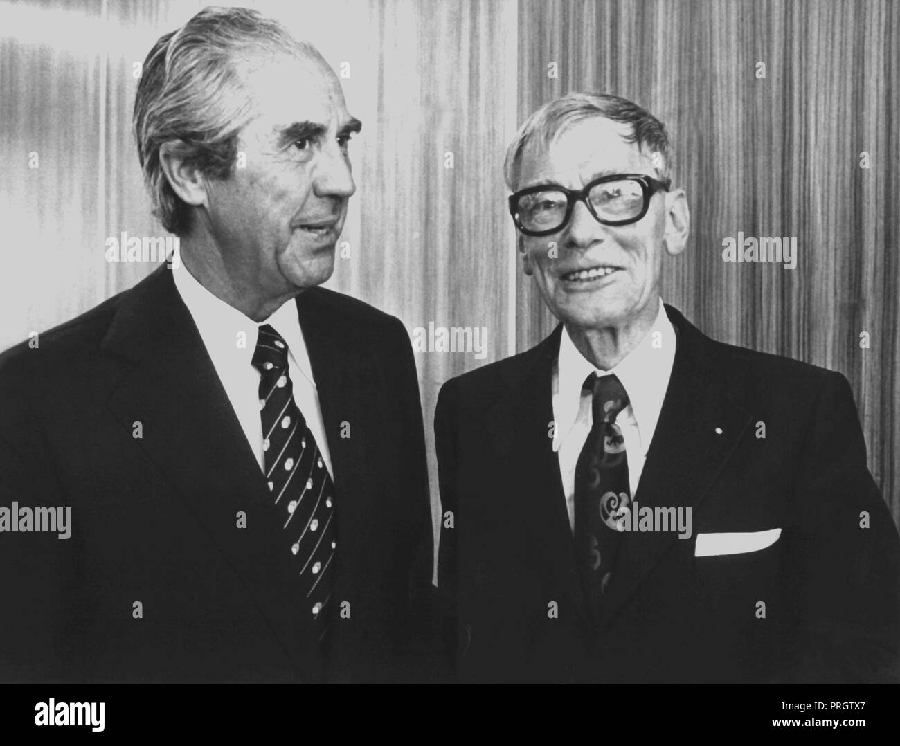 FILED - 03 July 1976, North Rhine-Westphalia, Aachen: The two pioneers of pacemaker therapy, the Swedish engineer Rune Elmqvist (r) and the then director of the Surgical Clinic of the University of Zurich, the Swede Ake Senning, stand side by side at an awards ceremony. ONLY SW. (Zu dpa 'Electric shocks from the shoe polish can - 60 years pacemaker') Photo: Bertram/dpa Stock Photo