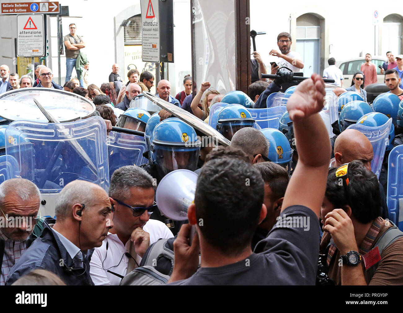 Napoli manifestazione in piazza dei centri sociali e degli immigrati contro Salvini in occasione della sua visita in città Stock Photo