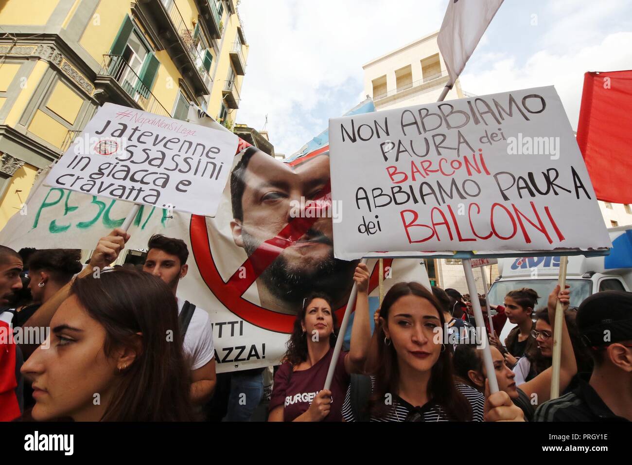 Napoli manifestazione in piazza dei centri sociali e degli immigrati contro Salvini in occasione della sua visita in città Stock Photo