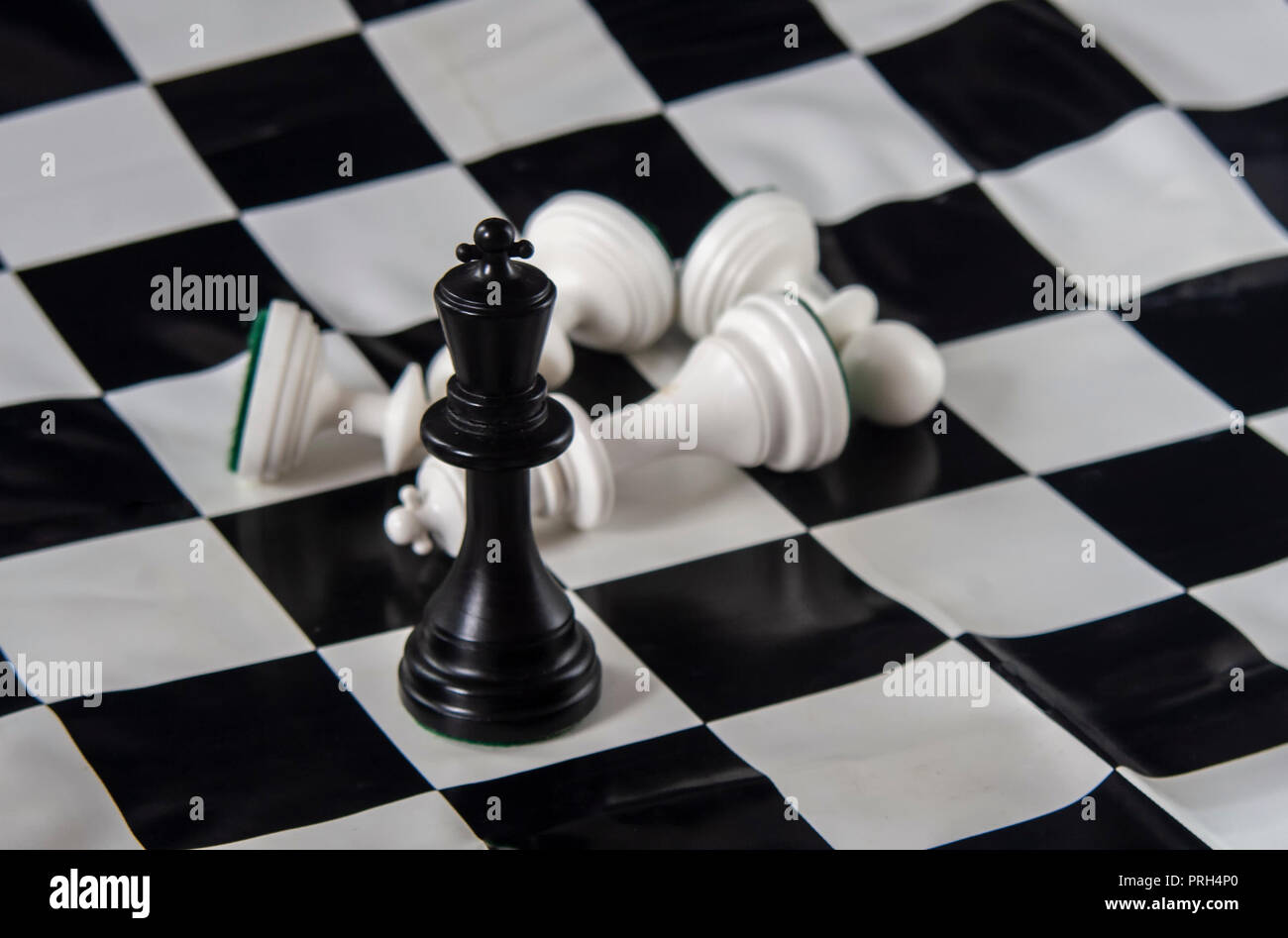 На шахматной доске осталось 5 белых фигур. Черный шахматный Король. Белый Король на шахматной доске. Шахматы валяются. Шахматная Королева и пешки лежат.