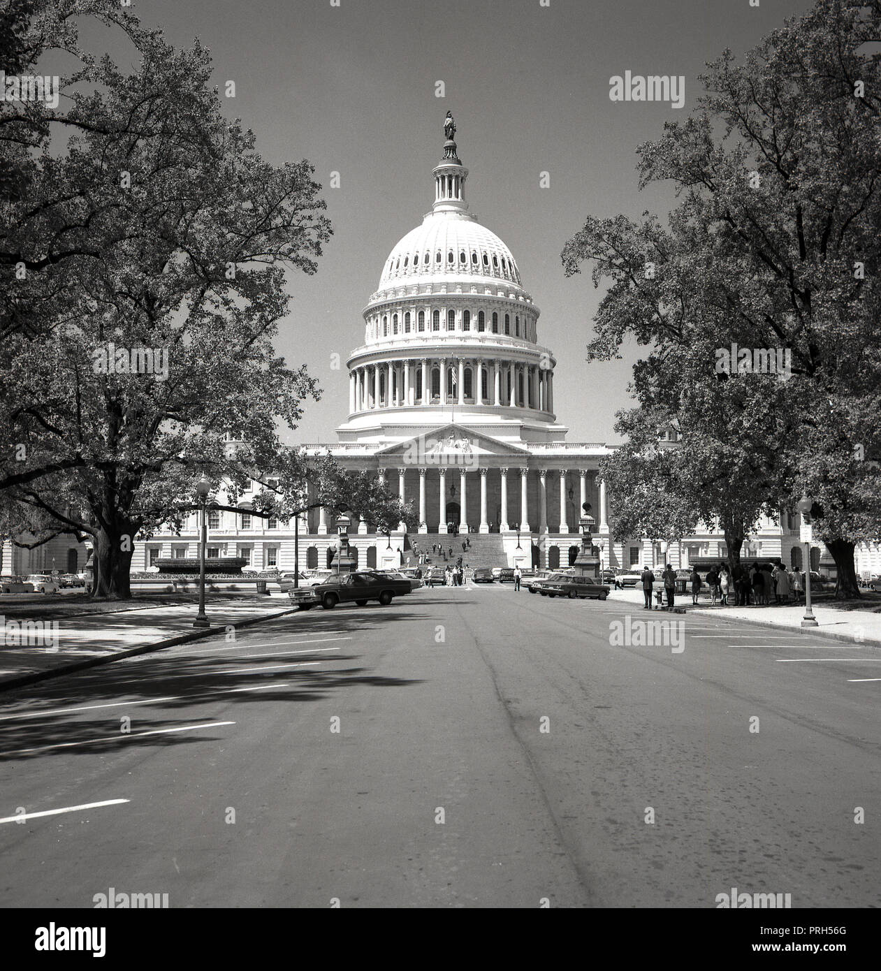 1950s, historical, view of the United States Capitol, a building where the US congress meets. The House of Representatives and the Senate meet there and it is the centre of the legislative branch of the US federal government, Stock Photo