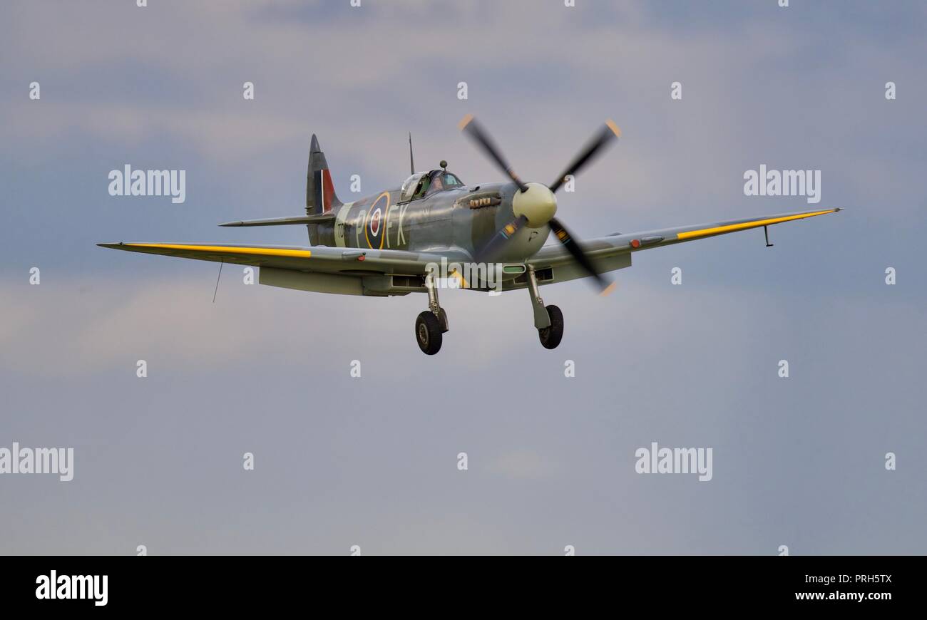 Supermarine Spitfire HF MkIX landing at Duxford on the 23rd September 2018 Stock Photo