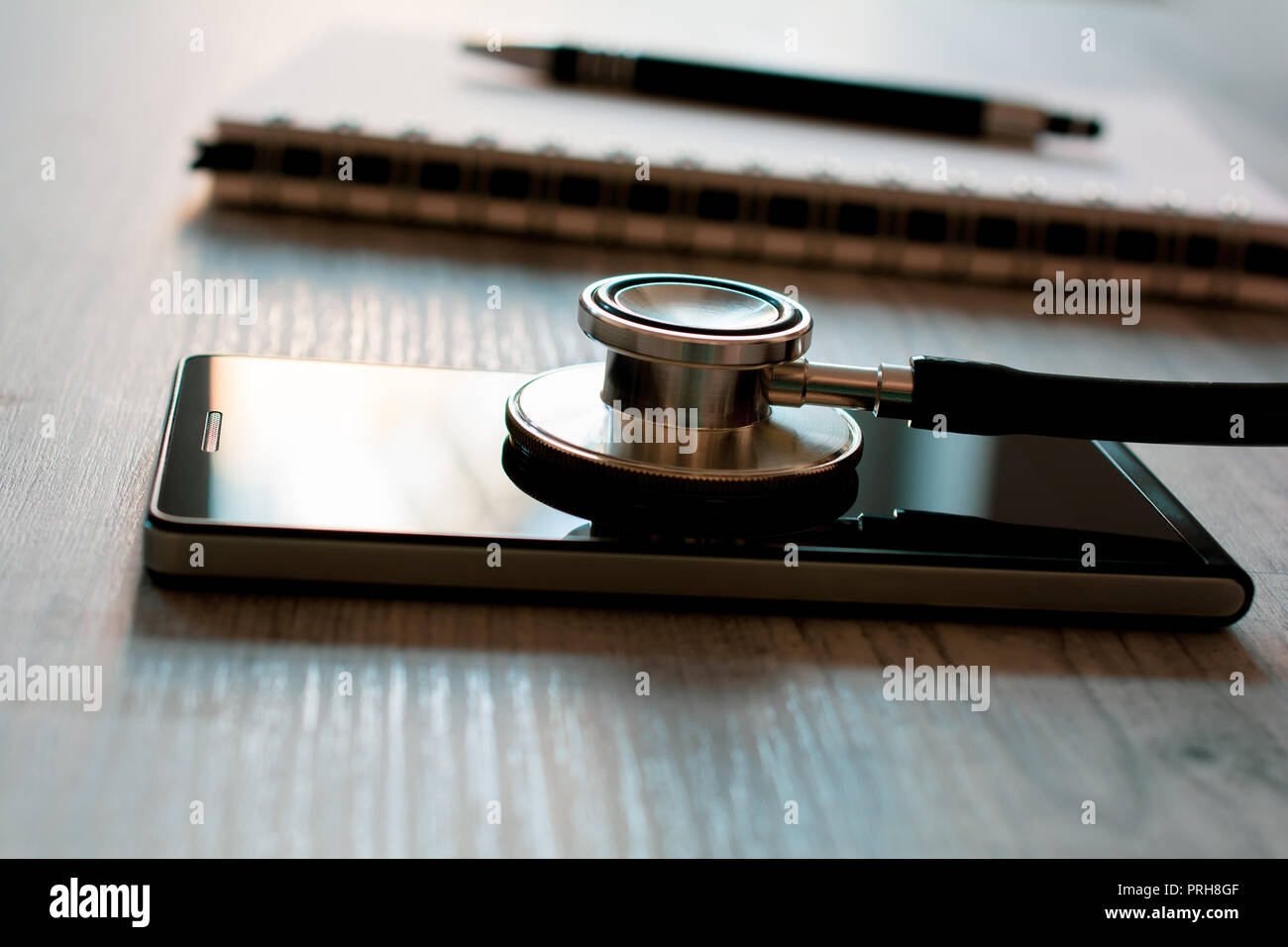ondanks Land Verminderen Stethoscope On A Black Smartphone Next To A Notepad And Biro - Fixing A  Broken Mobile Phone Concept Stock Photo - Alamy