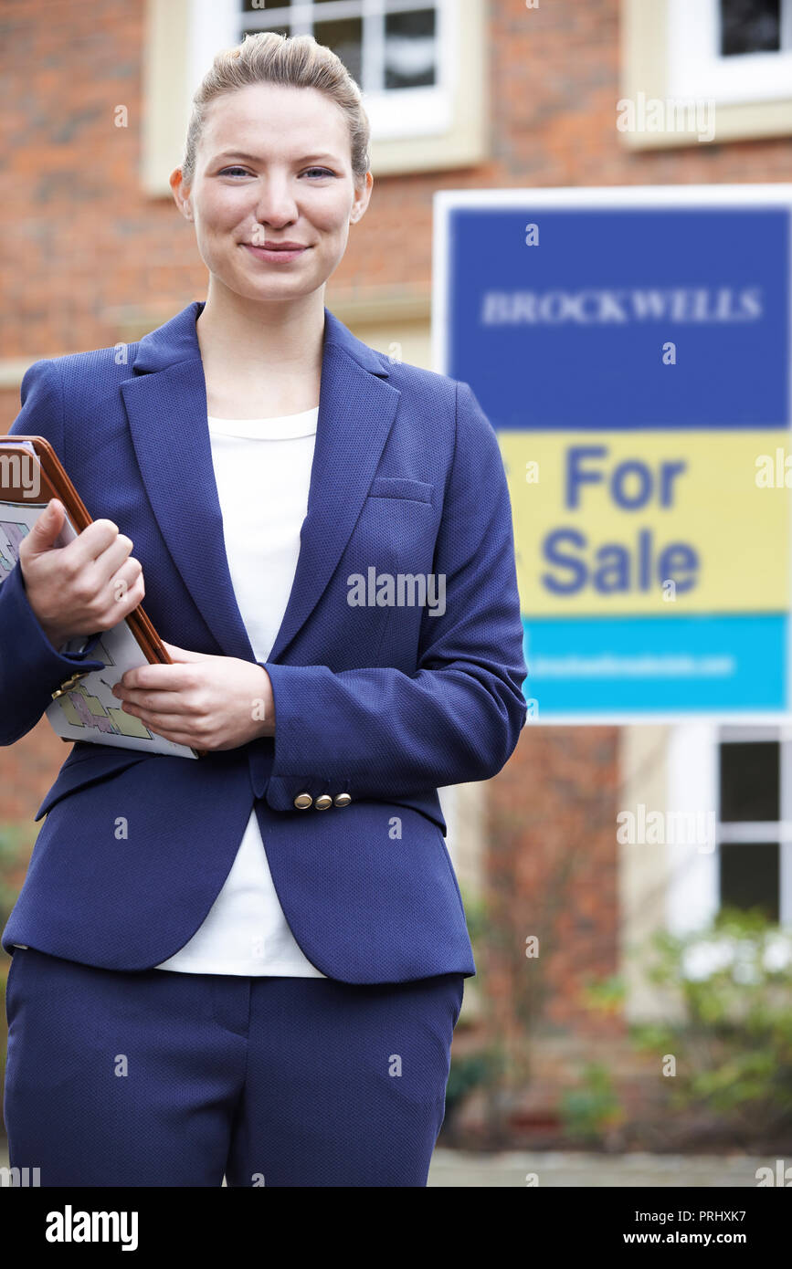 Female Realtor Model Attractive female real estate agent hi-res stock photography and images ...