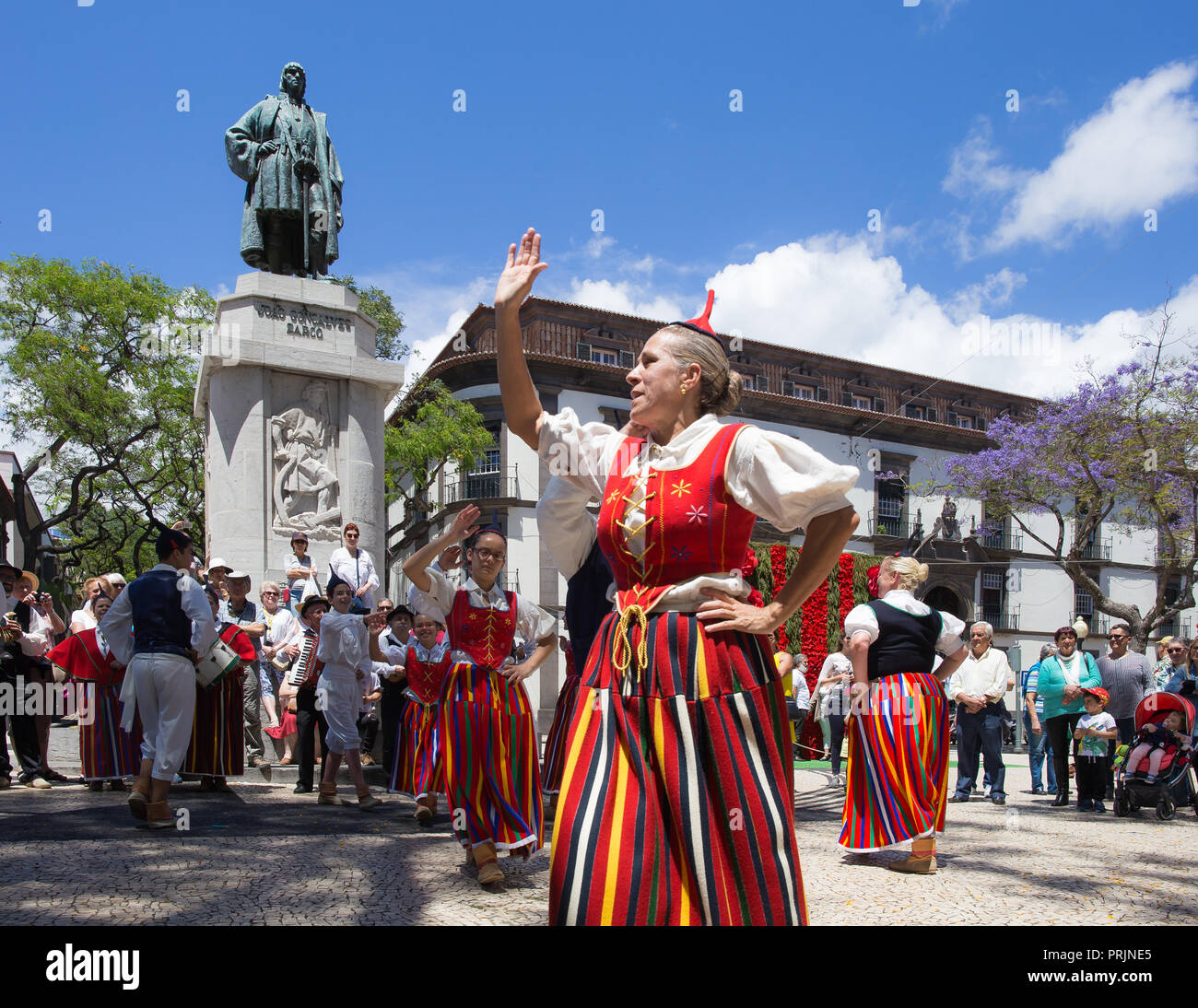 Teens dancing traditional dance hi-res stock photography and images - Alamy
