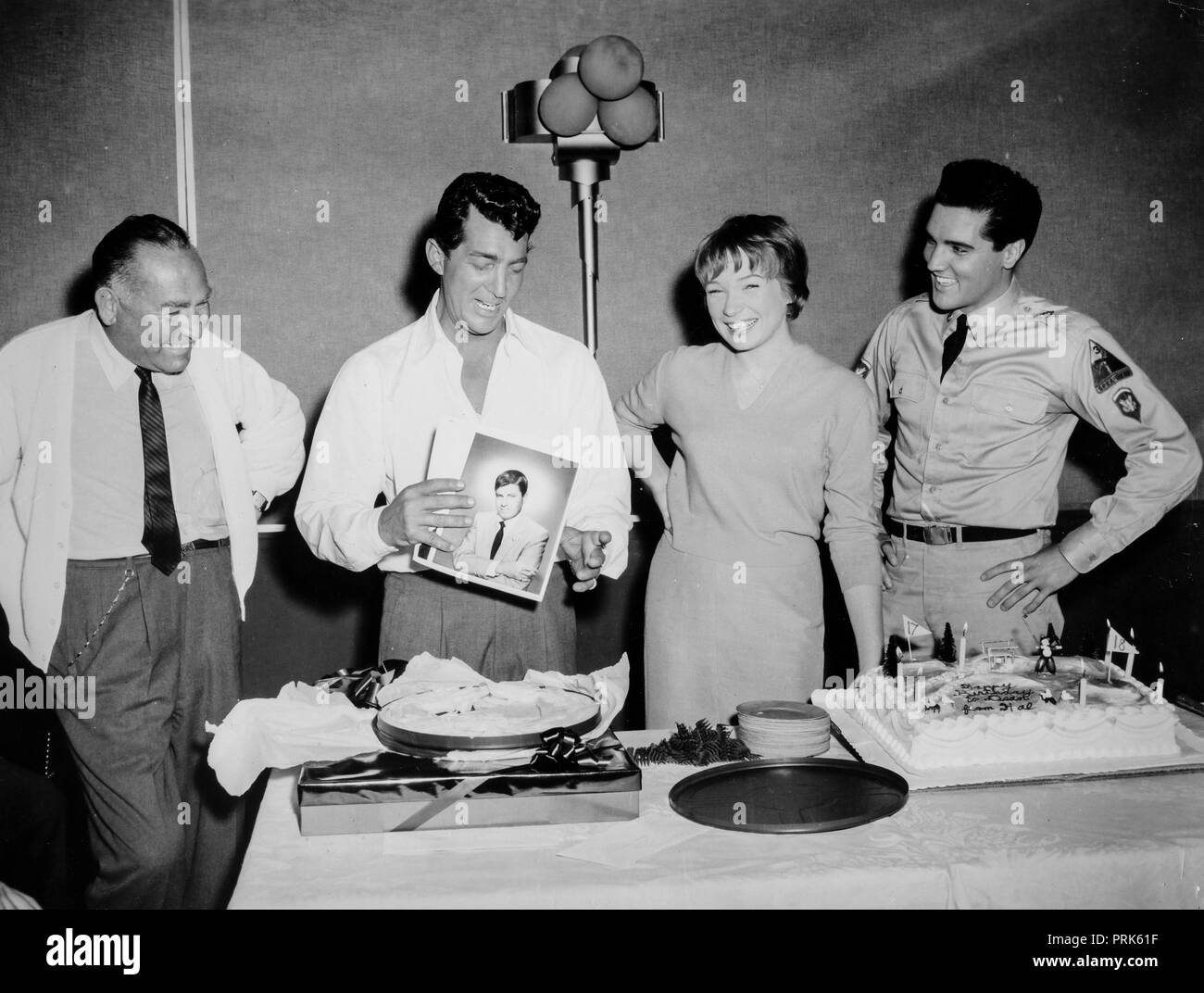 hal wallis, dean martin, shirley maclaine, elvis presley, 1961 Stock Photo