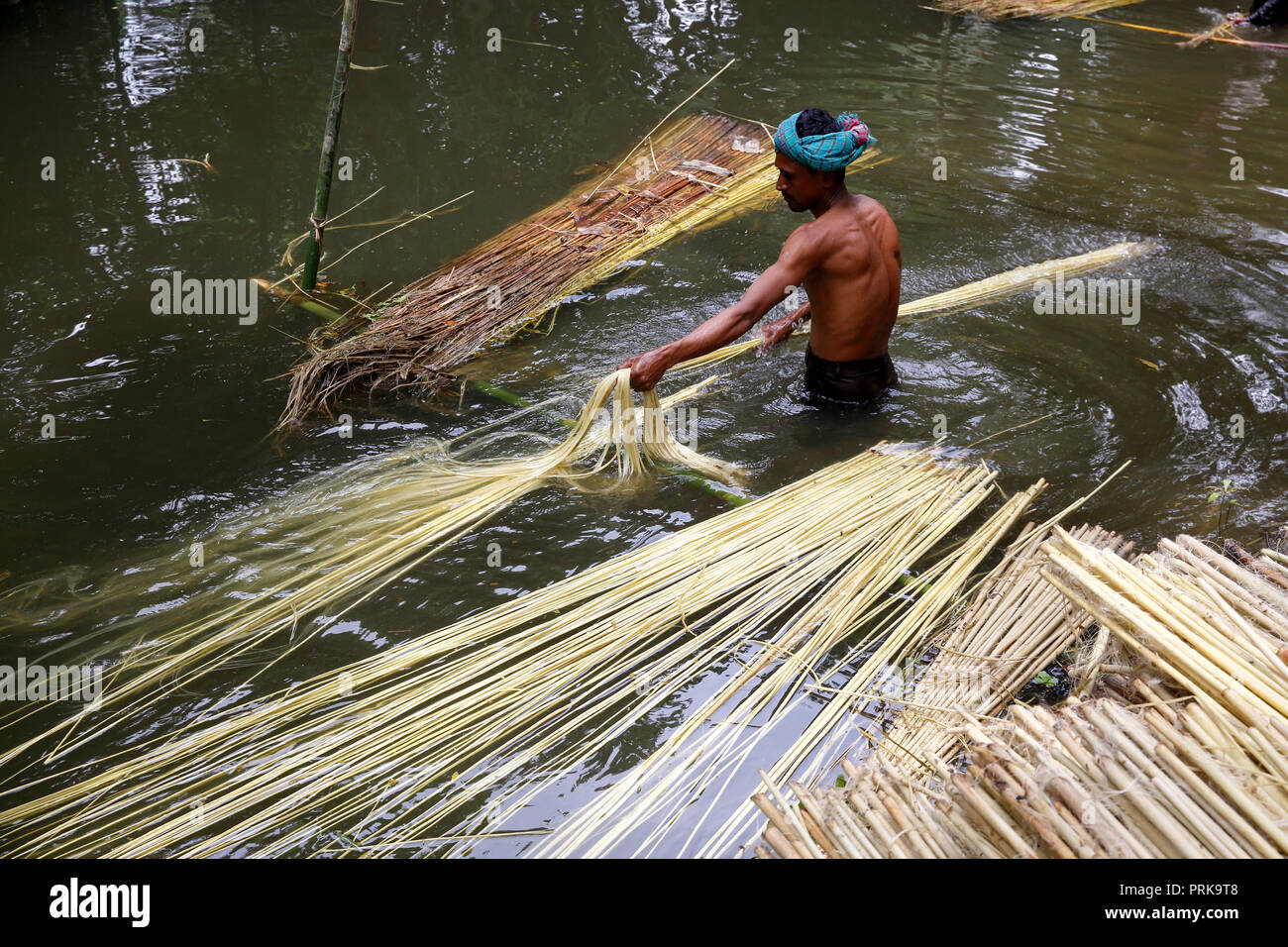 Bori porno video Kiyinish xonasida yalangoch sportchilar videosi
